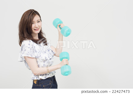 婦女在啞鈴訓練 22427473