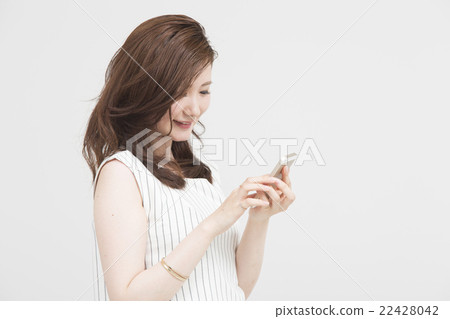 使用智能手機的女人 22428042
