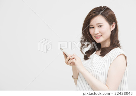 使用智能手機的女人 使用智能手機的女人 22428043