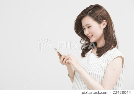 使用智能手機的女人 使用智能手機的女人 22428044