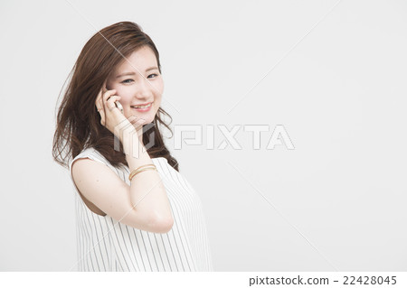 使用智能手機的女人 使用智能手機的女人 22428045