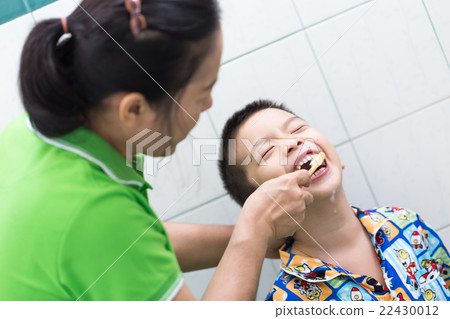 Mother brushing Teeth asian boy in bath Mother brushing Teeth asian boy in bath 22430012