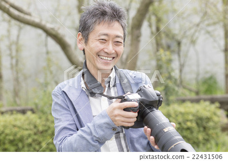 一個男人用單鏡頭反光相機 22431506