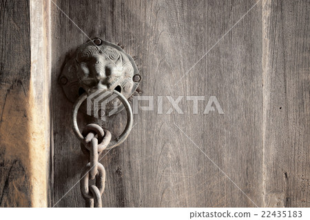 metal handle on a old wooden door 22435183