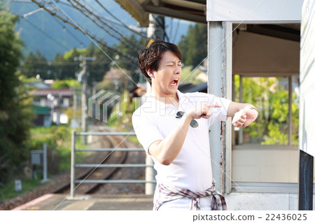 一個人無人居住的車站(農村單軌家庭風景景觀火車火車旅行回家鐵路春夏軌道) 一個人無人居住的車站(農村單軌家庭風景景觀火車火車旅行回家鐵路春夏軌道) 22436025