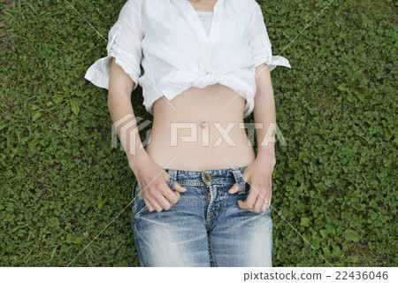 女人的肚子躺在草坪上 女人的肚子躺在草坪上 22436046