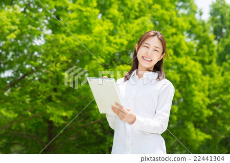 一個女人看著一台平板電腦 一個女人看著一台平板電腦 22441304