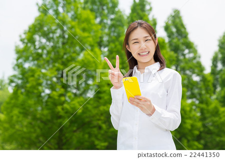 A woman watching a smartphone 22441350