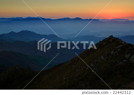 Southern Alps of afterglow and Central Alps seen from the summit of Jinpu Mountain Southern Alps of afterglow and Central Alps seen from the summit of Jinpu Mountain 22442312