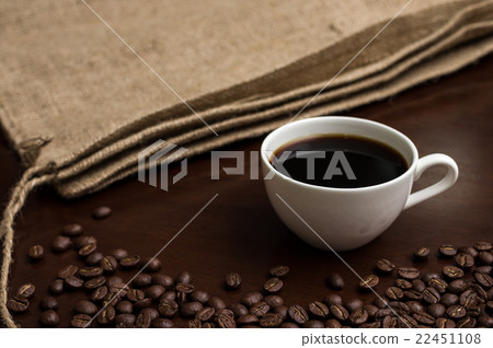 咖啡豆和麻袋從側麵包圍咖啡 咖啡豆和麻袋從側麵包圍咖啡 22451108