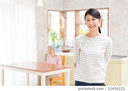 一個家庭在廚房裡放鬆 一個家庭在廚房裡放鬆 22456222