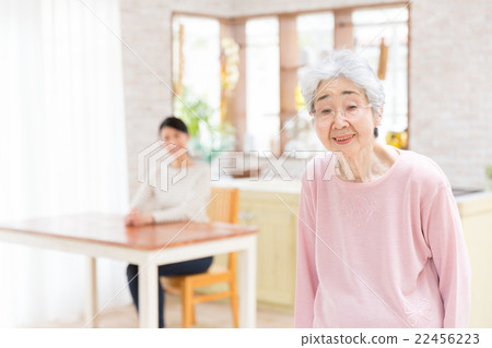 一個家庭在廚房裡放鬆 一個家庭在廚房裡放鬆 22456223