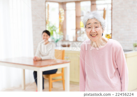 一個家庭在廚房裡放鬆 一個家庭在廚房裡放鬆 22456224