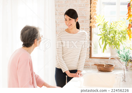 在廚房裡聊天的家庭 22456226