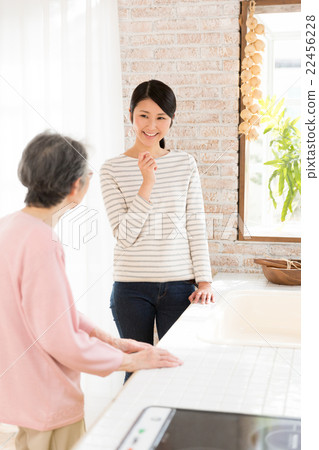 在廚房裡聊天的家庭 在廚房裡聊天的家庭 22456228