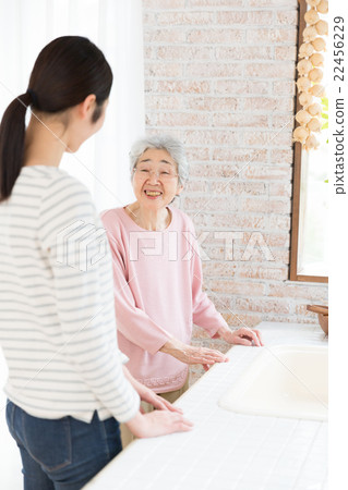 在廚房裡聊天的家庭 在廚房裡聊天的家庭 22456229