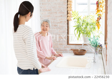 在廚房裡聊天的家庭 22456230