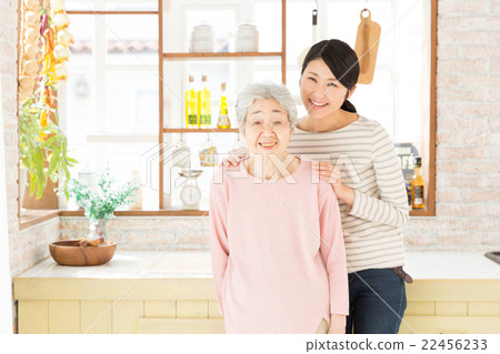一個家庭在廚房裡放鬆 22456233