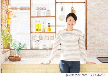 放鬆在廚房裡的婦女 放鬆在廚房裡的婦女 22456235