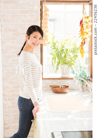 放鬆在廚房裡的婦女 放鬆在廚房裡的婦女 22456236
