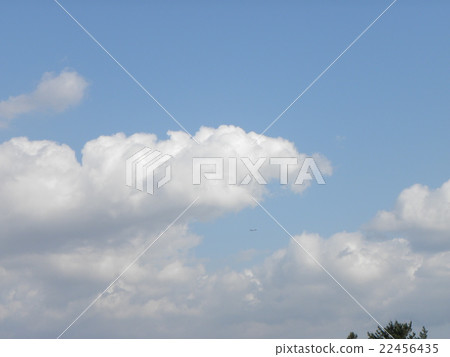  在藍天的白色雲彩 22456435