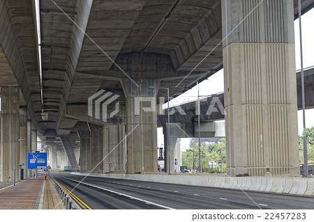 Concrete bridge pillars 22457283