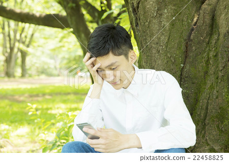 智能手機思維的人是困擾麻煩肖像外公園綠色休閒 22458825