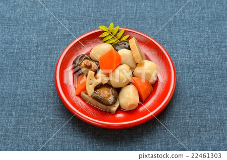日本料理,燉蔬菜和根菜類(芋頭,香菇,胡蘿蔔,蓮藕)。 日本料理,燉蔬菜和根菜類(芋頭,香菇,胡蘿蔔,蓮藕)。 22461303