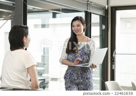 A woman making a meeting 22461639