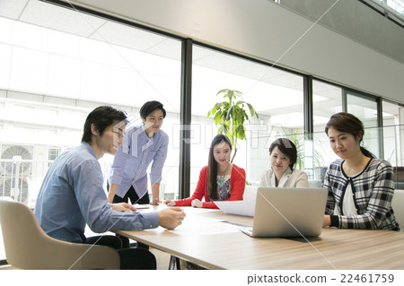 A man and a woman making a meeting 22461759