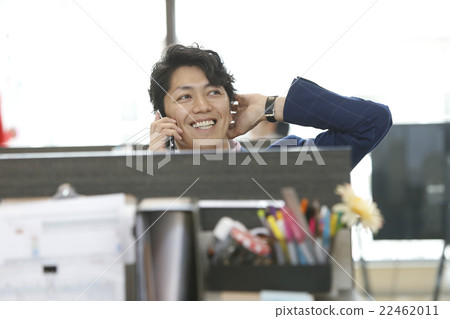 一個男人在電話上 22462011