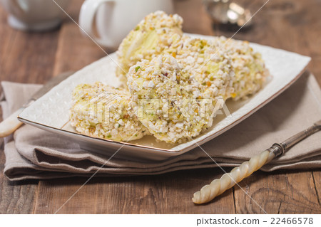 Meringue roulade with pistachio nut 22466578