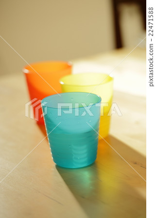 在桌上的五顏六色的杯子 在桌上的五顏六色的杯子 22471588
