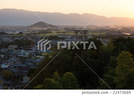 Tumulus and birds in the Nara plain that you desire from the forest of Omiwa's forest 22473689