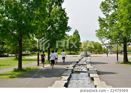 在一個新鮮的綠色公園跑步 22479369