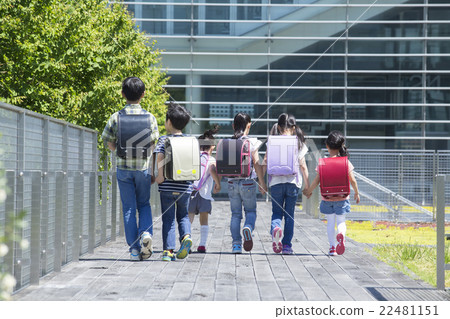 Outdoor elementary school student 22481151