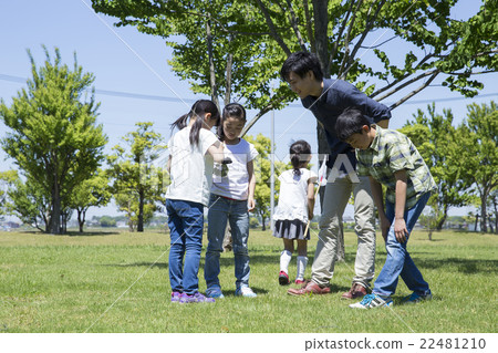 戶外小學生和年輕人 22481210
