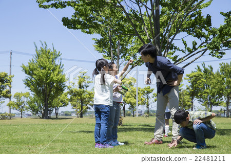 戶外小學生和年輕人 22481211