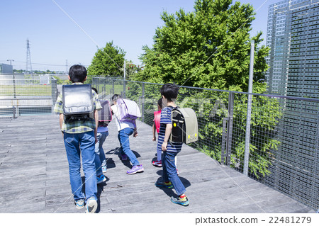 Outdoor elementary school student 22481279