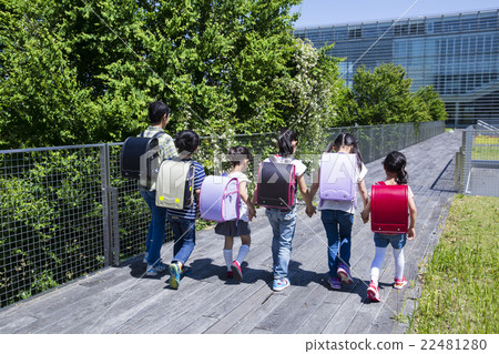 Outdoor elementary school student 22481280
