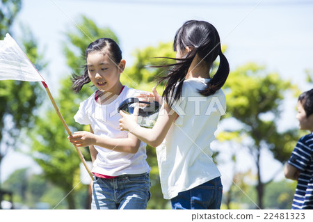 小學生在戶外玩 22481323