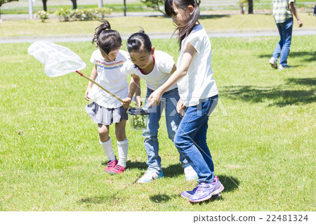小學生在戶外玩 22481324