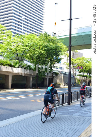 在商業區的通勤景色 22483329