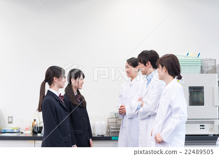A field trip for female high school students and researchers who will lead the future — Girls studying science at a cutting-edge medical research institute 22489505