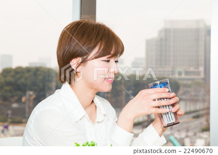 與翻轉者的婦女飲用水 22490670