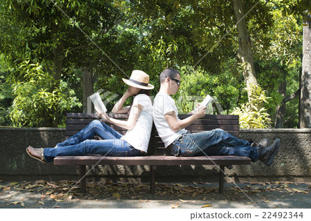 一對夫婦一起讀書 22492344