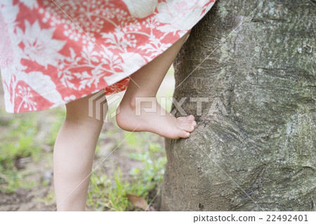 爬樹的孩子的腳 22492401
