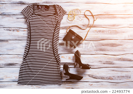 Striped dress with short sleeves. 22493774