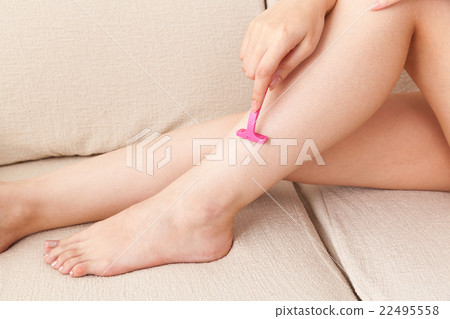 處理腿部廢物的婦女 22495558