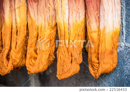Dyeing silk, Using traditional natural materials 22516433
